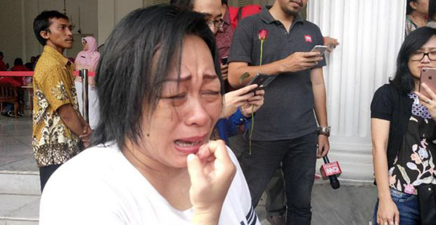 Bunga dan Tangis Warga Menyambut Ahok di Balai Kota
