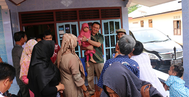 Calon Gubernur DKI Ahok Pulang Kampung ke Belitung dan Berziarah ke Makam Ayah