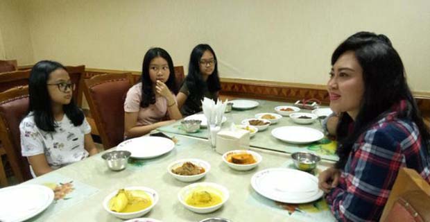 Djarot Diberikan Kejutan dari Ketiga Putrinya Saat Makan Sekeluarga