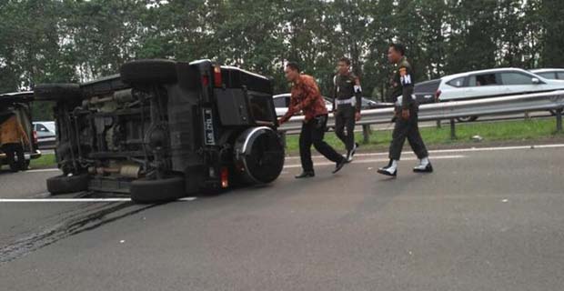 Mobil Paspampres Terguling di Tol Jagorawi