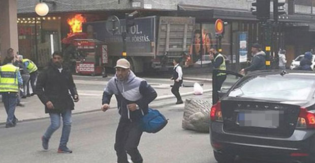Teror Truk Swedia Memakan Korban 3 Orang yang Tergeletak di Jalan