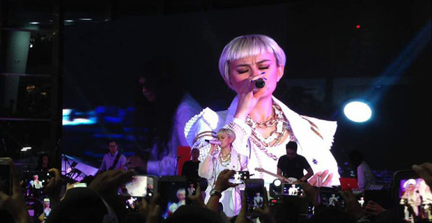 Agnez Mo Meramaikan Penjualan Vivo di Bandung