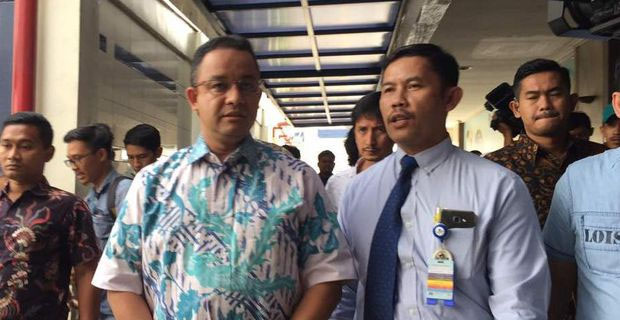 Anies Jenguk Korban Bom Kampung Melayu di RS Jatinegara