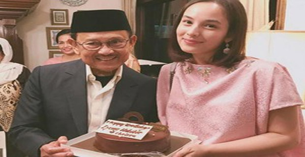 Chelsea Islan Berikan Kado Kepada BJ Habibie di Ultahnya ke-81