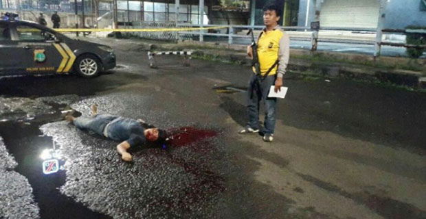 Dua Anggota Brimob Ditikam Menggunakan Pisau Sangkur