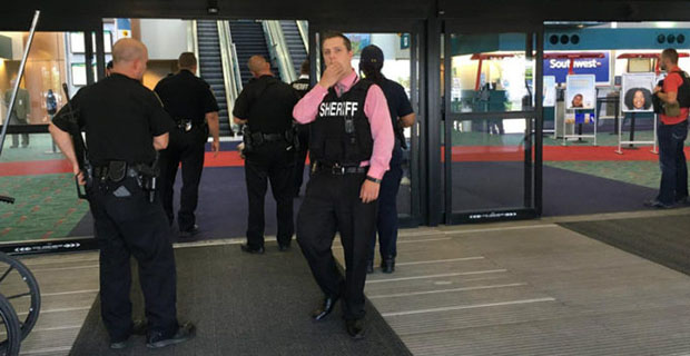 Seorang Pria Tikam Polisi AS di Bandara Michigan