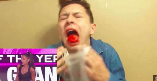 Intip Kelakuan Fans Berat Ariana Grande yang Gigit Cabe Tiap Idolanya Sebut "Um"