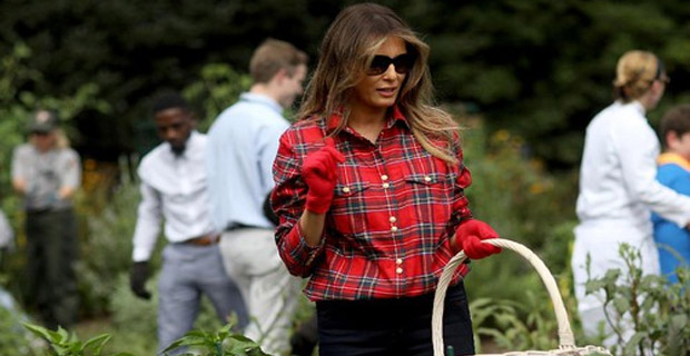 Melania Trump Dikritik Lantaran Memakai Kemeja Saat Berkebun