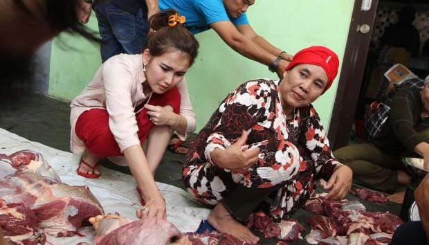 Serunya Aksi Ayu Ting Ting Potong Hewan Kurban