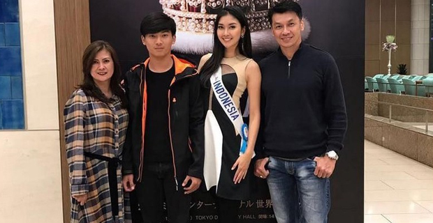 Miss Universe 2017 Foto Bareng Keluarganya