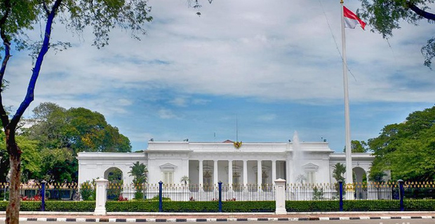 Seorang Pria Coba Terobos Istana Karena Dapat Bisikan