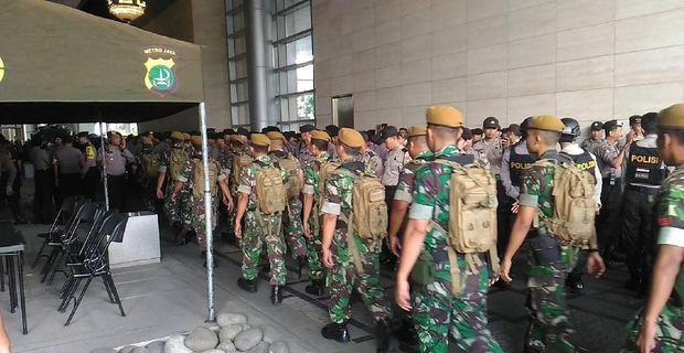 Polisi dan TNI Berjaga di Kantor Facebook yang akan Didemo FPI